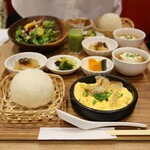 cafe & stand EL SOL - だし巻き玉子ランチ(950円)
                      自慢のお出汁で焼き上げた出汁焼き玉子ヘルシー