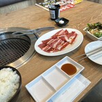 牛角 食べ放題専門店 - 国産牛カルビランチ（ご飯大）サラダ、
            スープ付き（お代わり可）
            1628円