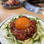 廻転レーン焼肉 いっとう - ユッケ 焼肉タレをかけると抜群