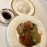 アルカディア - チキンレッグのトマト煮と白身魚のフライランチ　ライスかパンが選べます。