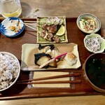 炭焼き ミンナミ食堂 - 定食の御姿　ご飯大盛り、串焼3本追加、生ビール済