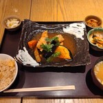 Okamado Meshi Torafuku Lalaport Tachikawa Tachitobi Ten - 彩り野菜と魚定食