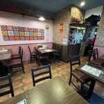 new lumbini kitchen - 店内のテーブル席。静かなのでお国のBGMが耳について離れませ〜ん♪