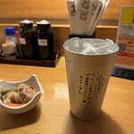 寿司居酒屋 や台ずし - レモンサワーは氷がほぼほぼ占めてる。うーむ。