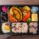 祝や 米八 - 料理写真:2024.4 米八特製黒酢のチキン野菜和え弁当（1,145円）