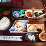 いっしょう - 蓋を取ってみた
            
            この時にご飯の大きさとドリンクを尋ねられて
            
            ■ご飯は大、中、小から選択できる
            
            ■ドリンクはコーヒー（アイス、ホット）
            　紅茶から選択できる