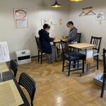 Oshokuji Dokoro JYOHAN - 閑散としてる店内
                      平日の12時前