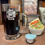 ダフネ珈琲館 - ジョッキが普通のアイスコーヒーは豆菓子つき