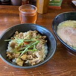 Nagasaki Ramen Saikai Seimenjo Hachioji Minamino Ten - チャーシュー丼は、
                        細切れチャーシューとそぼろ肉が乗ってます。
                        肉に味がしっかり付いていて、
                        ご飯との相性も良いですね♪