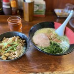 Nagasaki Ramen Saikai Seimenjo Hachioji Minamino Ten - お冷は、なんとびわ茶！o(｡'▽'｡)o
                        何となく健康になれる気がして
                        すぐに飲み干し、2杯目を継ぎ足して待ちます(*´艸`)
                        カウンターに座って5分ほどで、到着〜♪