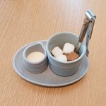 カフェ プレイス - コーヒー用のミルクと角砂糖