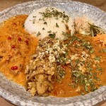 カリーみよし - 3種あいがけカレー(1,400円)。向かって右から、ココナッツミルクチキンカレー、鶏キーマ豆カリー、豚もつトマトカレー。左に行くほど辛くなる。