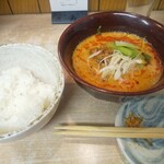 Chinese Egawa - 担々麺（ハーフ）とライス。立ち蕎麦の箱ならではのコンボですね(爆)