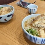 与喜饂飩 - いか天うどんの大盛り、1100+250円。奥はかしわ天うどん。