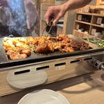 Umai Toriyaki Hara Ippai - 店員さんが焼いてくれます♪