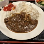 つゆ下 梅の花 - 【2024.4.18(木)】牛たんカレーセット（野菜サラダ・テールスープ付）990円の牛たんカレー