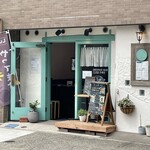 cafe enn - 白とペパーミントグリーンな印象的なお店の外観