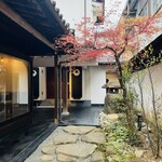 TAKAYAMA Cafe - 入口横の中庭も趣があります。