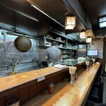 カレーうどん 鯱乃家 - 店内風景　調理場向きのカウンター席