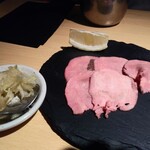 Tongue to Lemon Sour Yakiniku Juutan Hatagaya Ten - じゅうたん厳選コース
                      2.5h飲み放題付 7,980円の炙り10秒牛タン