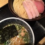 麺屋一燈 - 東京マラソン前日の贅沢は、お気に入りの一燈です。
      
      濃厚魚介チャーシューつけ麺950円 中盛50円
      
      いつも同様、素晴らしい出来で、麺のしっかりした感じと鶏ベースのつけ汁が合いまって旨い！さあ、明日がんばろーという気になりました。
      
      2014年34杯目