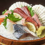 Seafood Izakaya Sannomiya Sanchoku Ichiba Sankita Dori Ten - 豪快刺盛定食