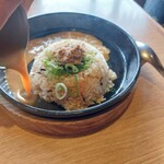 Marugen Ramen Akashi Ten - 鉄板チャーハン、たまご投入中(*^O^*)