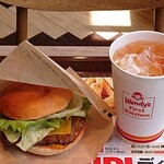 ウェンディーズ・ファーストキッチン - Wendy’s First Kitchen 外苑前店 ウェンディーズバーガーUSA 730円 ＋ リプトンアイスティー ドリンクセットで 230円（共に税込）