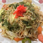 Chitoseya - ☆ソース焼きそば　普通麺　キャベツ　もやし　にんじん　ピーマン　ばら肉　紅しょうがに青のり掛けて「召し上がり下さい」　小皿に取り分け　中々具沢山でイイ　麺はモチモチしっとり旨い　ご馳走様　お開き‼️