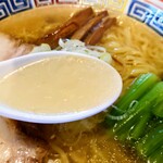 義けんラーメン - 塩らーめん
      
      淡黄金色の表面に、キラリ光る自家製SP鶏油美しい！
      鶏ガラ＋京桜親鶏の出汁に、魚貝をあわせたスープは、
      優しく滋味深い鶏の旨味、ホタテのような貝の風味。
      野菜の香味を感じます。