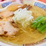 義けんラーメン - 麺
      
      淡黄色中細の縮れ中加水で、The昔ながらの中華そば！
      しっかり茹でて、ちゃんとアルファー化していて、
      ツルリ喉ごしがとても良く、咀嚼の必要がないくらい！
      麺の美味しさを楽しめます。