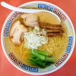 義けんラーメン - 具材
      
      バラチャーシュー×２、柔らかく、優しい味が確りしみ込み、
      脂身はバターのような風味で美味しい！
      αの肩ロースも是非食べたいです！
      歯ざわりの良いメンマ、彩り良い小松菜、多目の葱が良い。