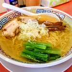 義けんラーメン - 塩らーめん
      
      淡黄金色の表面に、キラリ光る自家製SP鶏油美しい！
      鶏ガラ＋京桜親鶏の出汁に、魚貝をあわせたスープは、
      優しく滋味深い鶏の旨味、ホタテのような貝の風味。
      野菜の香味を感じます。