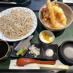 そば屋でござる - 本日の丼ぶりが付いてきます。
            丼ぶりとお蕎麦の良いとこどり！
            本日の丼(海老天丼)と蕎麦
            税込1,650円