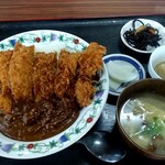 Katsura Ya - チキンカツカレー　1000円　小鉢、お新香、お味噌汁付き