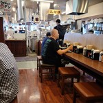 丸亀製麺 - 大きい店なので、隣とは距離を置けます