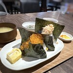 Omusubi Sakaba Enoma Fujisaki Ekimae Ten - 夫は全てのおむすびから2個選べる「Bランチ(1,000円：税込）」。