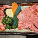 Tsuru Ushi Yakiniku Ootaya Wadayama Ten - 左、上ロース1580円 &右、上カルビ1480円（2024年4月）