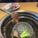 焼肉きんぐ - 固い個体は焼けたらトングで持ち上げて卓上のハサミで外側全方向から中心に切り込みをたくさん入れます。こうすることで食べやすくなります。笑。やはり牛タンは牛角の方が安定してますね。