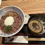 うしとさかな - 料理写真:極みのあか牛丼　¥1,780