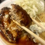 Hamburger Steak no Mise Bea - 粗めの玉ねぎのみじん切りがザクザクしていて美味