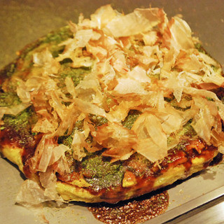 Enjoy `` Okonomiyaki'' carefully prepared with delicate craftsmanship.