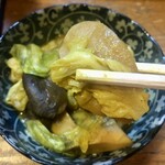 Bunbuku - お通しのエリンギとキャベツのカレー炒め