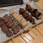 Sumibi Kushiyaki Raizu Ohatsutenjin Ten - 地鶏の串焼き５本盛り合わせ