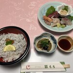 Gin Chiro Honten - お造り定食でご飯をしらす丼に変更。さらに赤だしとデザートがつきます。