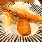 Mingei Restaurant Mori Yoshi by onion Fuchu Ten - 海老フライとカニコロッケは、、サラダとオレンジとレモンが添えられている