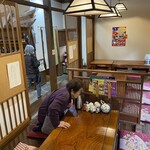 寿し魚処・網代 - 年配の客も目立つ 平日の開店直後