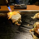 Okonomi Teppan Sumire Heiwadori Ten - フワトロはチーズをバーナーで炙ります。