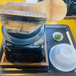 Inatori Minato no Asaichi - 金目鯛釜飯（調理中 ※まだ固形燃料が燃焼中）