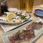 Kaki to Sushi Umi no Okite - 手前がお通しの肉寿司。美味しい！